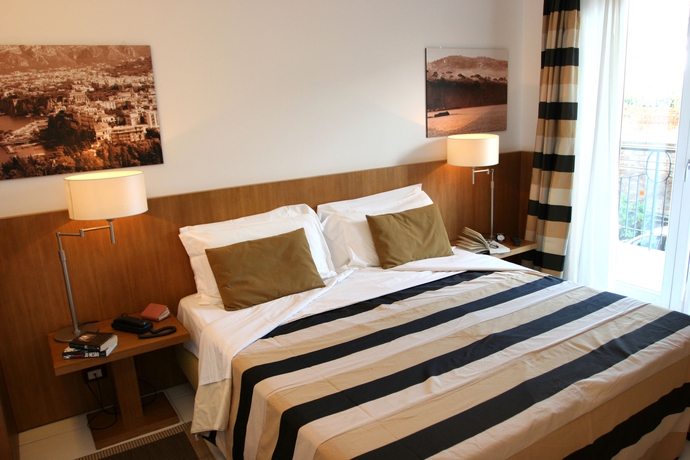 Imagen de la habitación del Hotel Rota Suites. Foto 2