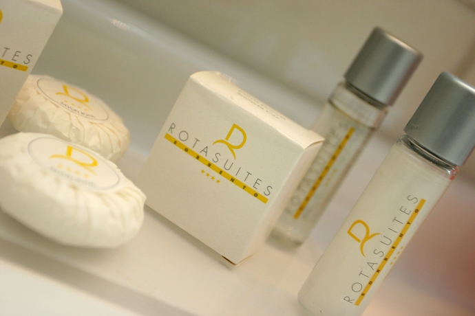 Imagen de la habitación del Hotel Rota Suites. Foto 9