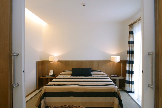 Imagen de la habitación del Hotel Rota Suites. Foto 10