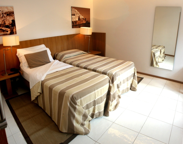 Imagen de la habitación del Hotel Rota Suites. Foto 12