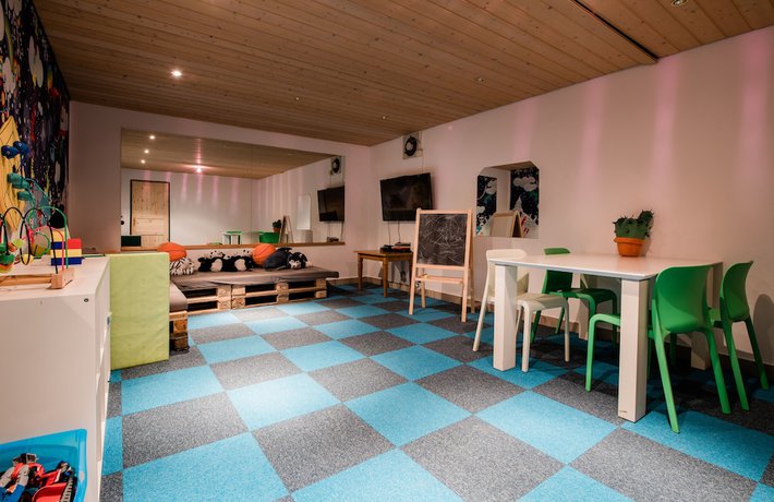 Imagen de los interiores del Hotel Rothirsch by Skinetworks. Foto 16