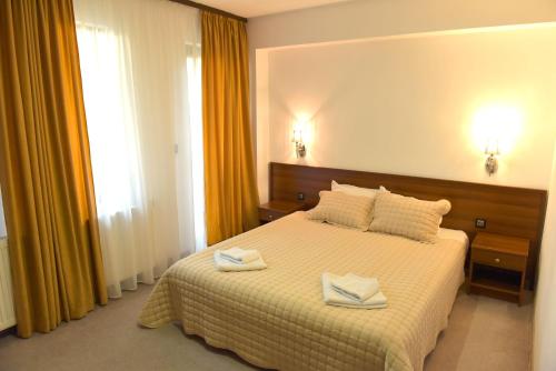 Imagen general del Hotel Rothmans-Breakfast - Free parking - Lobby. Foto 5