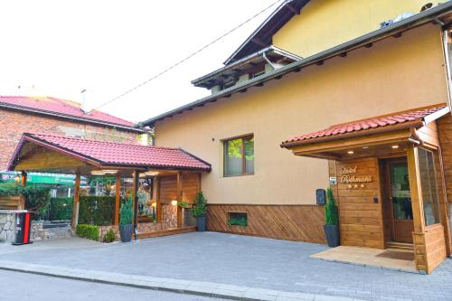 Imagen general del Hotel Rothmans-Breakfast - Free parking - Lobby. Foto 12
