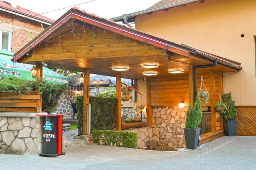 Imagen general del Hotel Rothmans-Breakfast - Free parking - Lobby. Foto 14