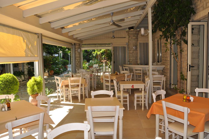 Imagen de los exteriores del Hotel Rouda Bay. Foto 10