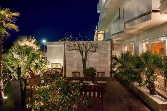 Imagen de los exteriores del Hotel Rouge International. Foto 8