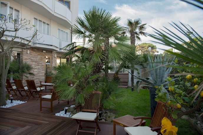 Imagen de los exteriores del Hotel Rouge International. Foto 9