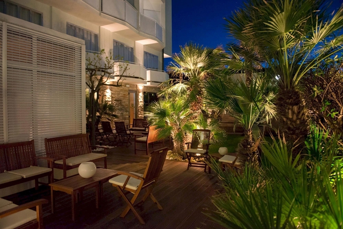 Imagen de los exteriores del Hotel Rouge International. Foto 10