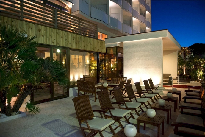 Imagen de los exteriores del Hotel Rouge International. Foto 11