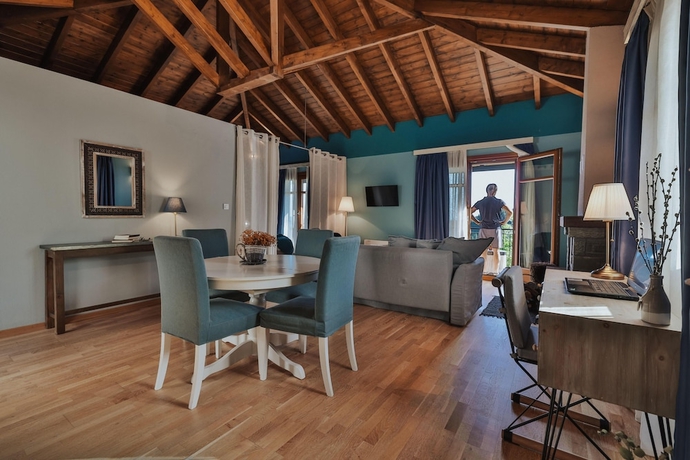 Imagen de la habitación del Hotel Rouista Tzoumerka Resort. Foto 18