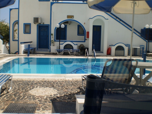 Imagen de la piscina del Hotel Roula Villa. Foto 10