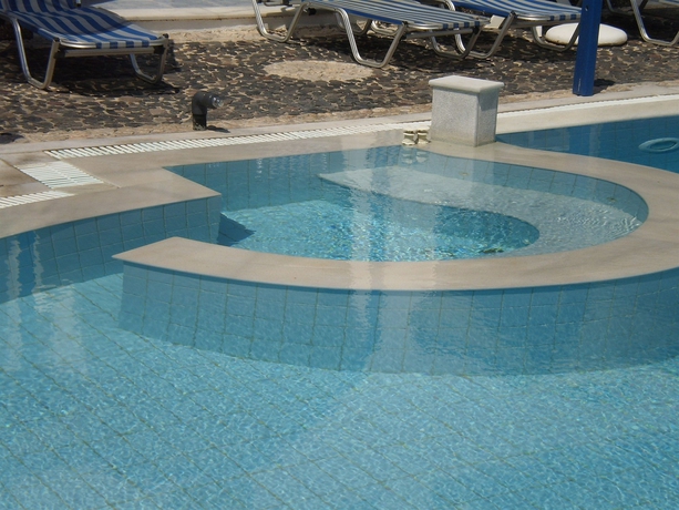 Imagen de la piscina del Hotel Roula Villa. Foto 11