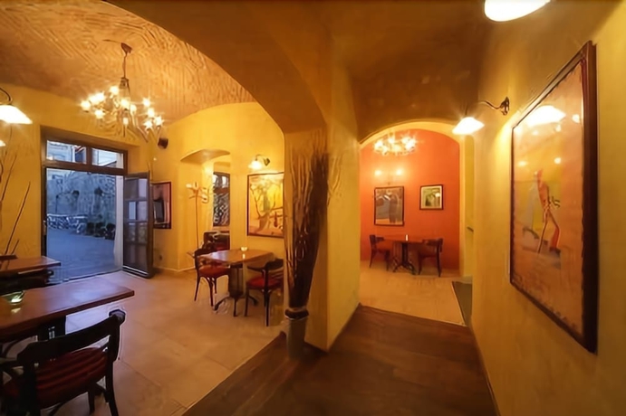 Imagen de los interiores del Hotel Rous. Foto 12