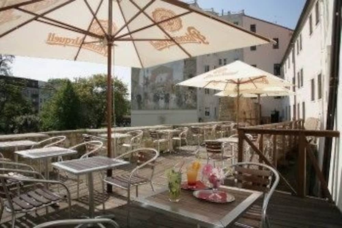 Imagen de los exteriores del Hotel Rous. Foto 7