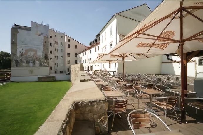 Imagen de los exteriores del Hotel Rous. Foto 8