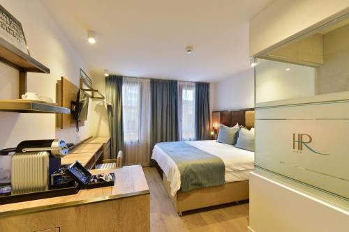 Imagen de la habitación del Hotel Rousseau Plus. Foto 17