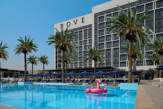 Imagen de la piscina del Hotel Rove Al Marjan Island. Foto 16