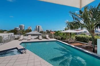 Imagen de la piscina del Hotel Rovera Apartments. Foto 7