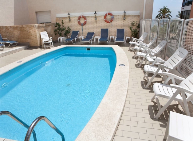 Imagen de la piscina del Hotel Rovira. Foto 17