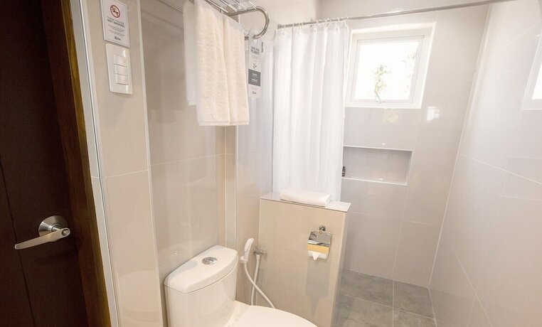 Imagen de la habitación del Hotel Rovira Suites. Foto 13