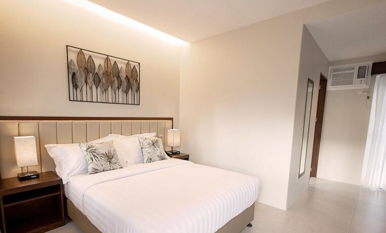 Imagen de la habitación del Hotel Rovira Suites. Foto 14