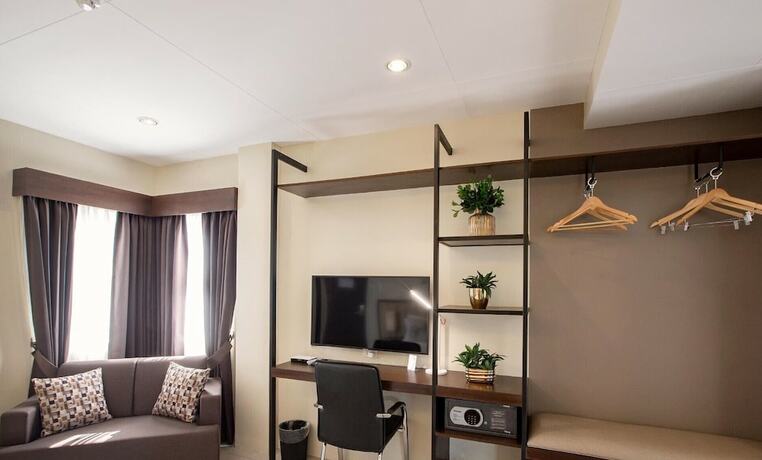 Imagen de la habitación del Hotel Rovira Suites. Foto 16