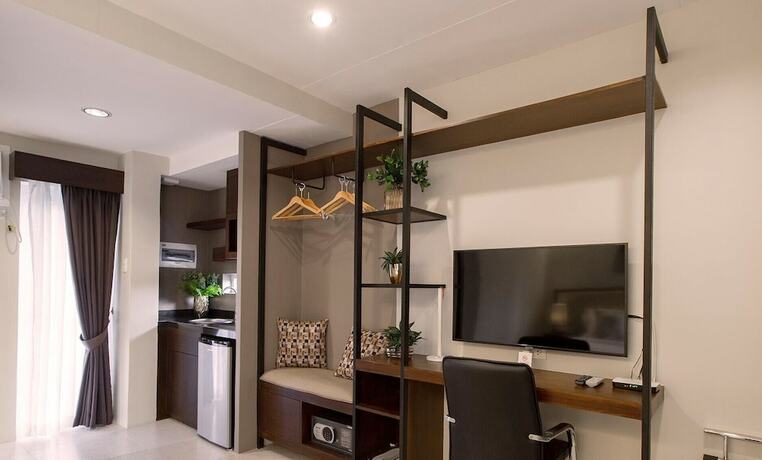 Imagen de la habitación del Hotel Rovira Suites. Foto 18