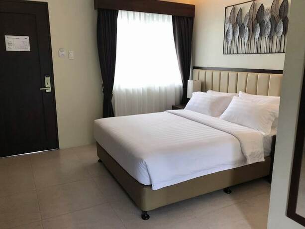 Imagen de la habitación del Hotel Rovira Suites. Foto 19