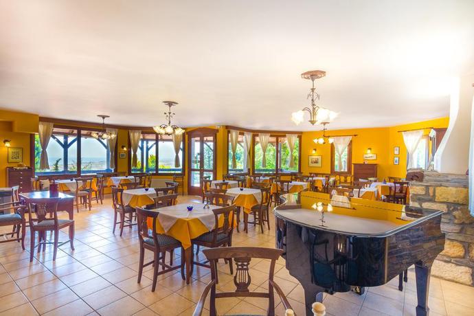Imagen del bar/restaurante del Hotel Roxani Country House Resort. Foto 5