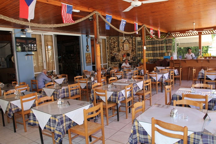 Imagen del bar/restaurante del Hotel Roxani. Foto 2