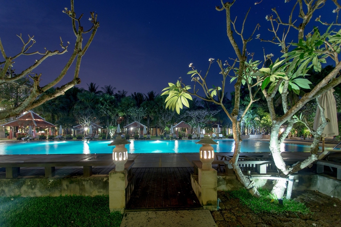 Imagen de la piscina del Hotel Royal Angkor Resort and Spa. Foto 14