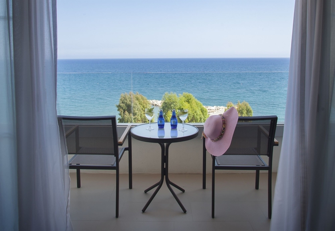 Imagen de la habitación del Hotel Royal Apollonia By Louis Hotels. Foto 7