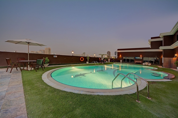Imagen de la piscina del Hotel Royal Ascot, Dubai. Foto 13