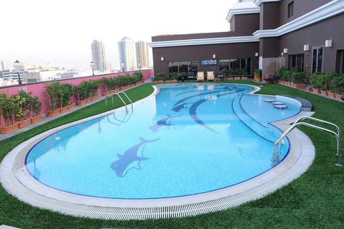 Imagen de la piscina del Hotel Royal Ascot, Dubai. Foto 16