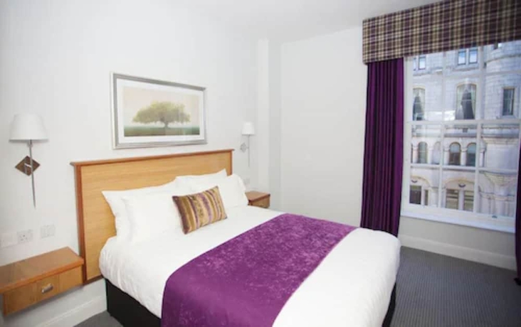 Imagen de la habitación del Hotel Royal Athenaeum Suites. Foto 5