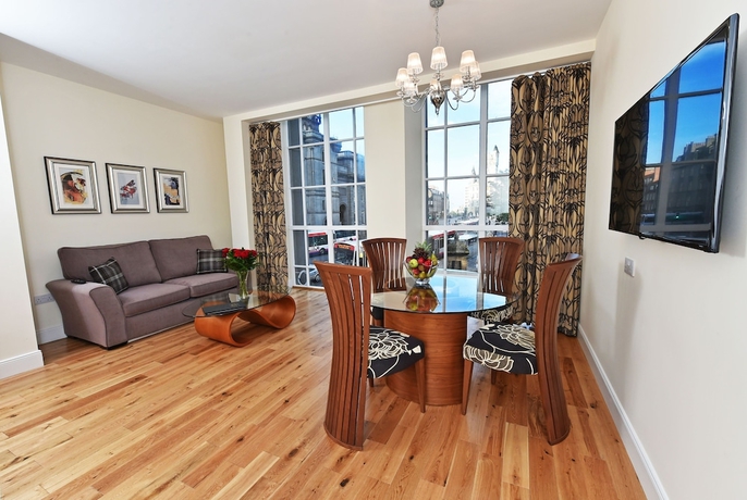 Imagen de la habitación del Hotel Royal Athenaeum Suites. Foto 8