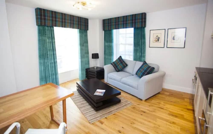 Imagen de la habitación del Hotel Royal Athenaeum Suites. Foto 15