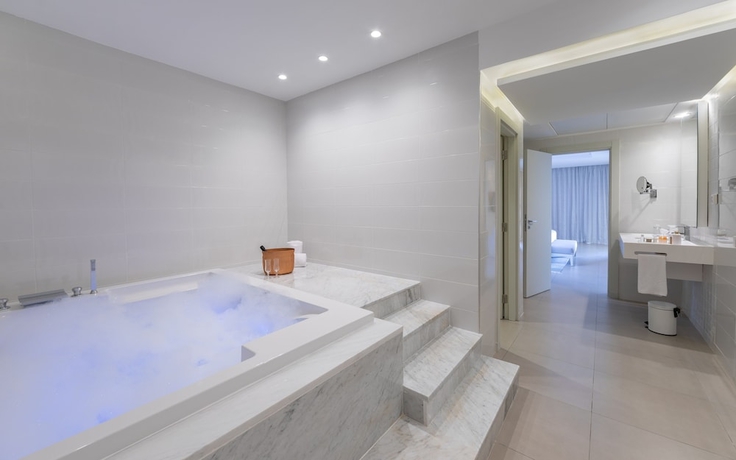 Imagen de la habitación del Hotel Royal Azur Thalasso. Foto 7