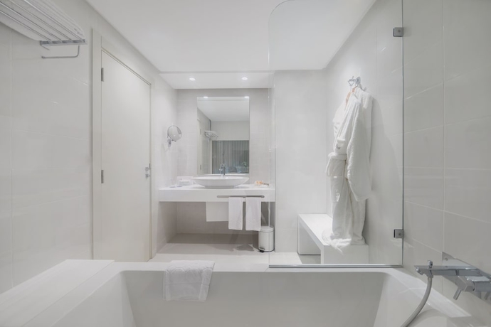 Imagen de la habitación del Hotel Royal Azur Thalasso. Foto 11