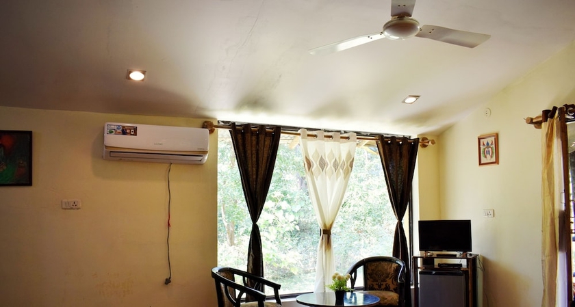 Imagen de la habitación del Hotel Royal Bamhni Holiday Resort. Foto 15