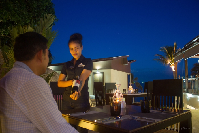 Imagen del bar/restaurante del Hotel Royal Beach Boutique Resort and Spa. Foto 7