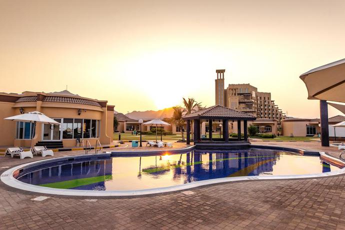 Imagen de la piscina del Hotel Royal Beach and Resort. Foto 18