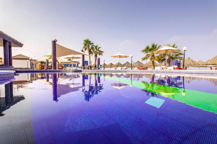 Imagen de la piscina del Hotel Royal Beach and Resort. Foto 19