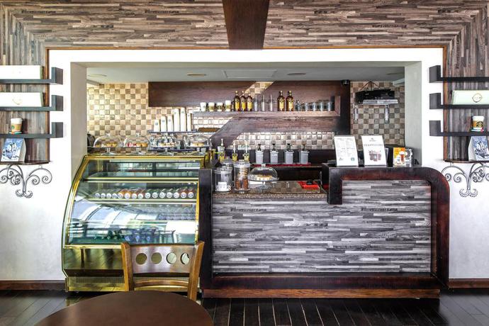 Imagen del bar/restaurante del Hotel Royal Beach and Resort. Foto 3