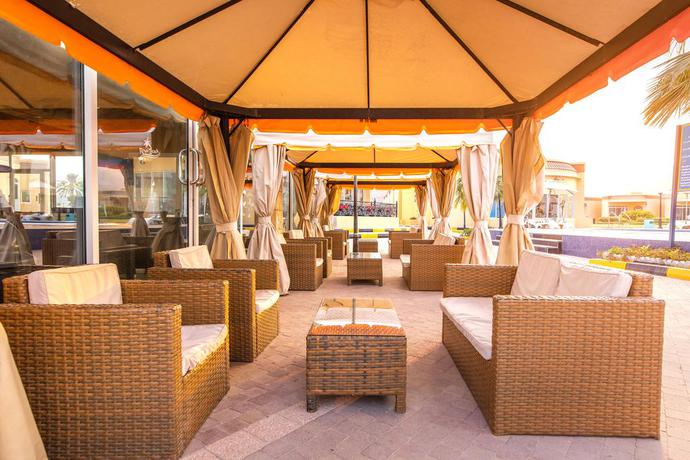 Imagen del bar/restaurante del Hotel Royal Beach and Resort. Foto 4