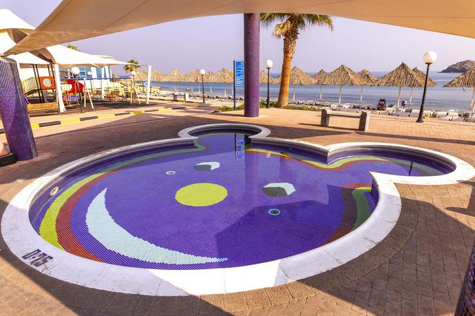 Imagen de la piscina del Hotel Royal Beach and Resort. Foto 21