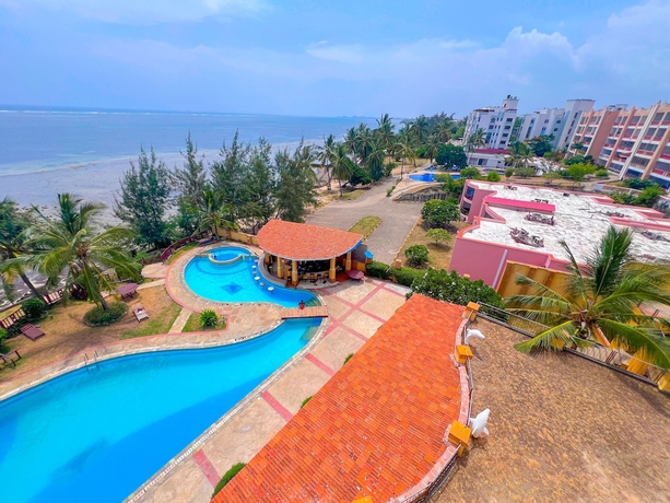 Imagen de la piscina del Hotel Royal Beachfront Apartments. Foto 19