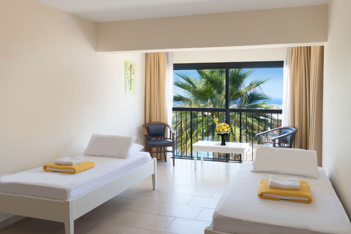 Imagen de la habitación del Hotel Royal Blue & Spa Paphos. Foto 9