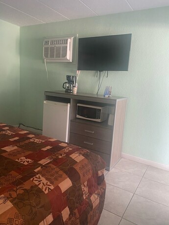 Imagen de la habitación del Hotel Royal Canadian Motel. Foto 12