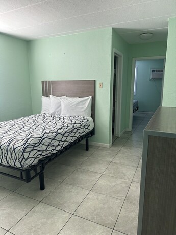 Imagen de la habitación del Hotel Royal Canadian Motel. Foto 13